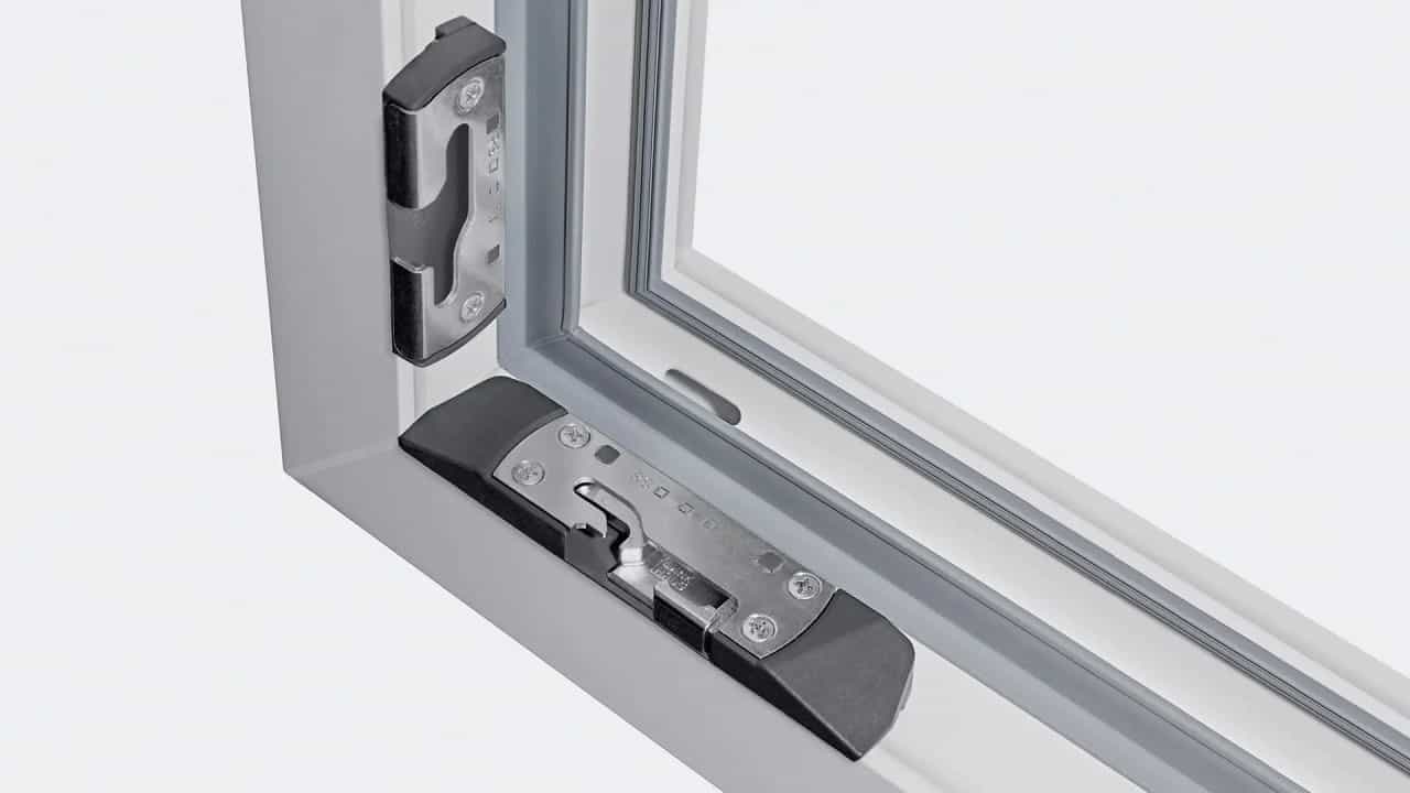 metalowe zaczepy antywyważeniowe Winkhaus zamontowane w narożach ramy białego okna PCV