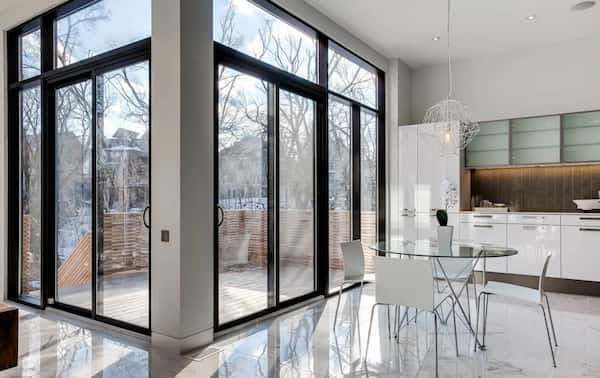 aluminiowy system przesuwny w nowoczesnej kuchni z widokiem na taras