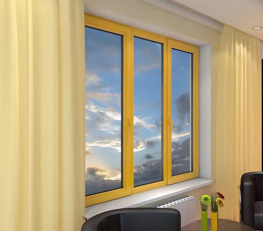 ż&oacute;łte okno plastikowe trzyskrzydłowe wewnątrz pomieszczenia