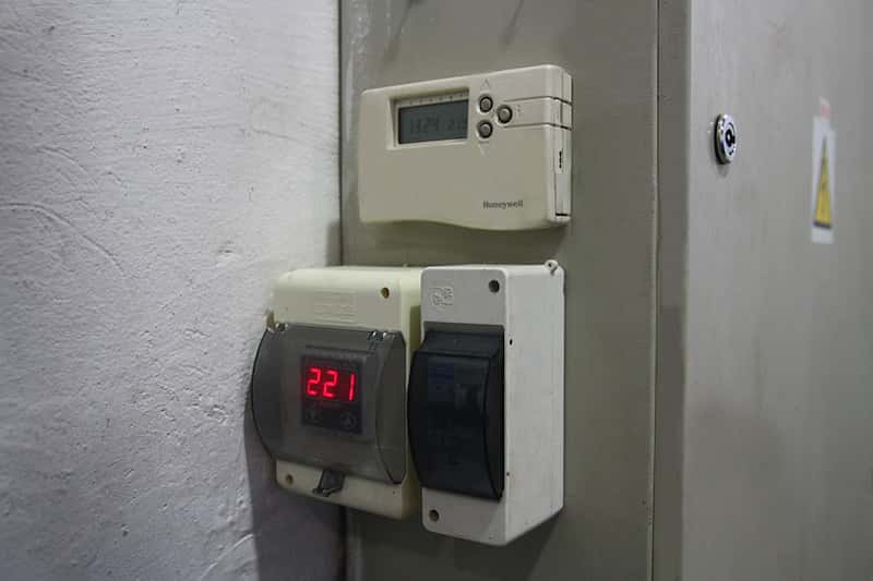 elektroniczny termostat Honeywell do monitorowania temperatury i wilgotności w magazynie profili okiennych