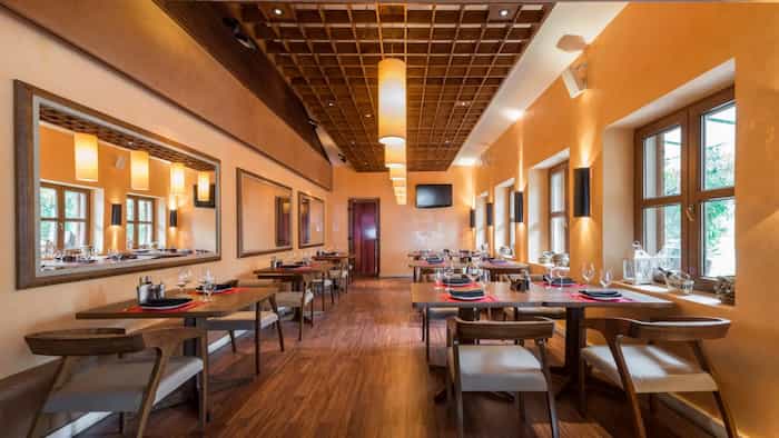 okna PCV z laminatem pod drewno w przytulnym wnętrzu restauracji