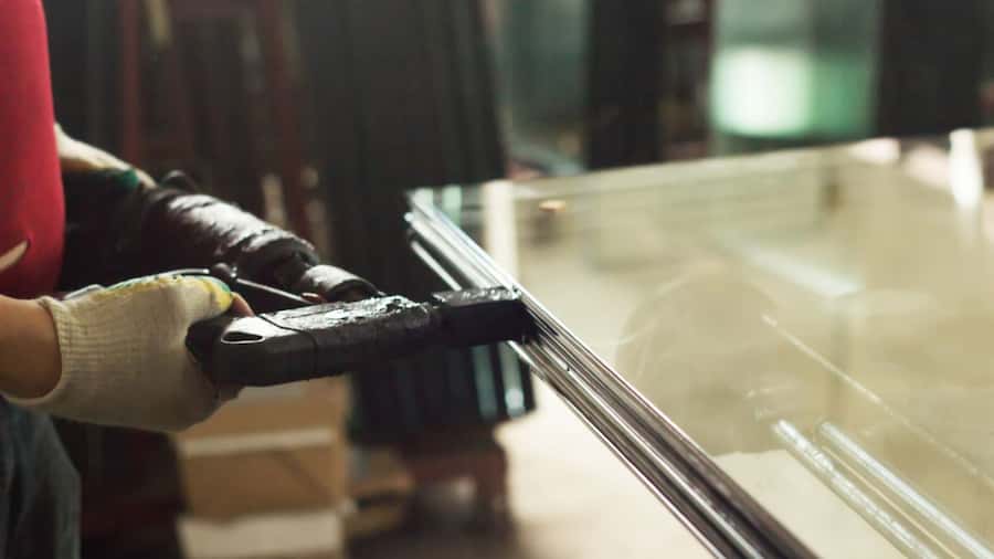 proces uszczelniania krawędzi pakietu szybowego wt&oacute;rną warstwą szczeliwa w celu ochrony przed wilgocią