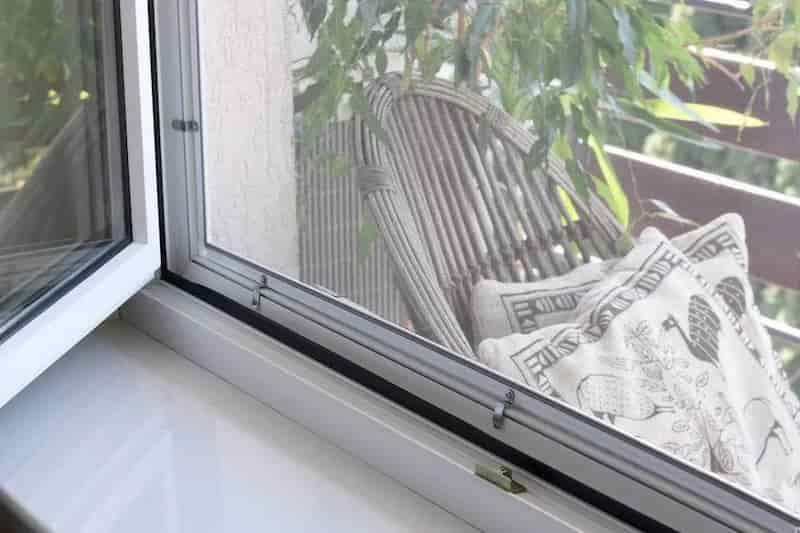 moskitiera na specjalnych hakach, zamontowana na oknie PCV bez wiercenia w ramie