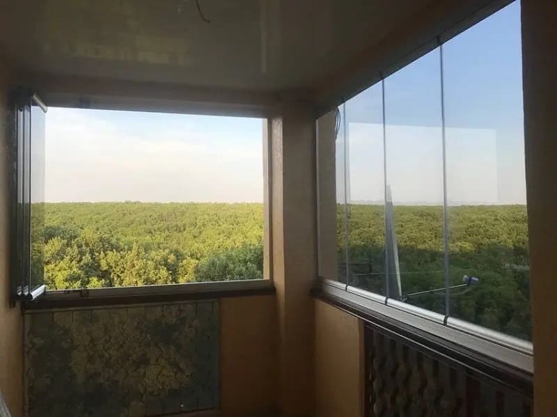 Frameless balcony glazing