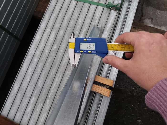 pomiar grubości wzmocnienia stalowego za pomocą suwmiarki cyfrowej w celu kontroli wytrzymałości profilu okiennego