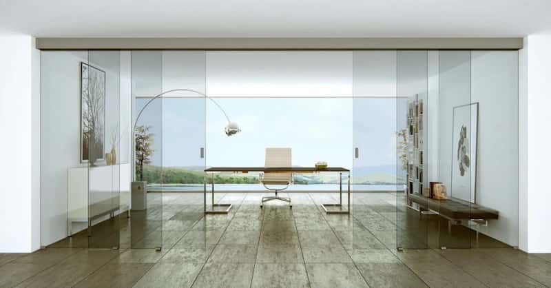 nowoczesne przeszklenia bezramowe w aranżacji biura lub gabinetu