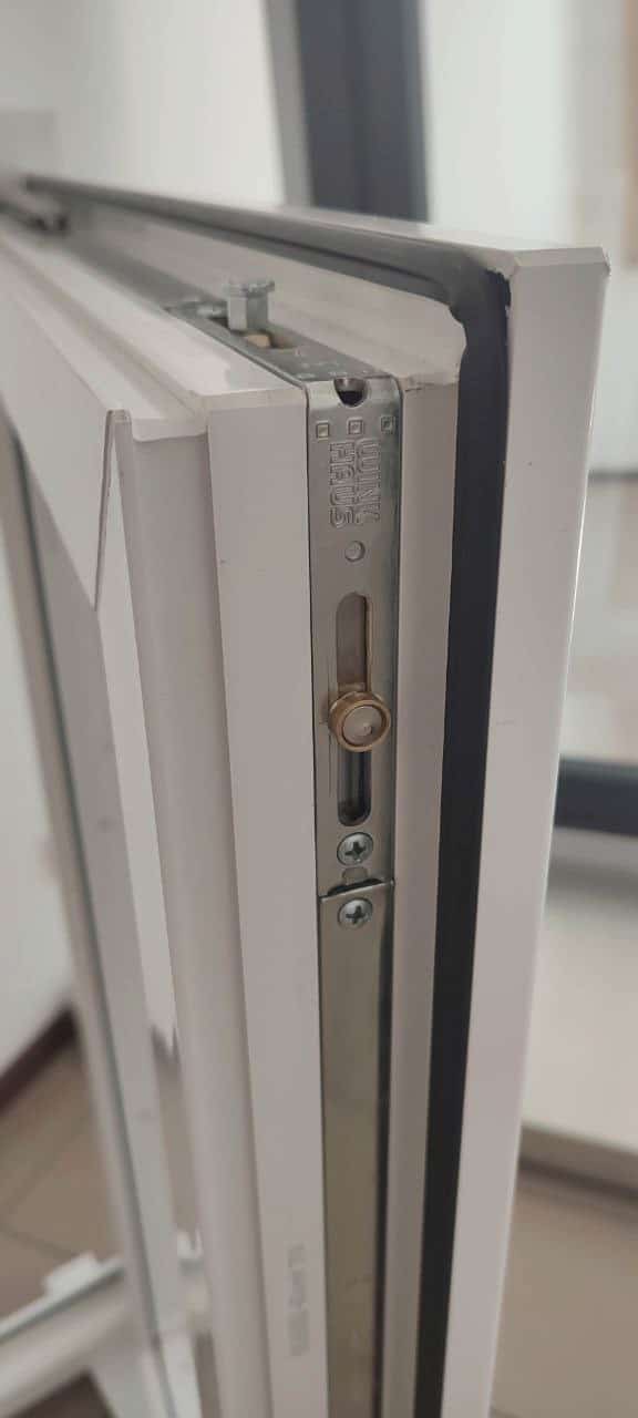 ukryty czujnik elektroniczny systemu Winkhaus activPilot Control zamontowany w skrzydle okiennym do monitorowania stanu okna