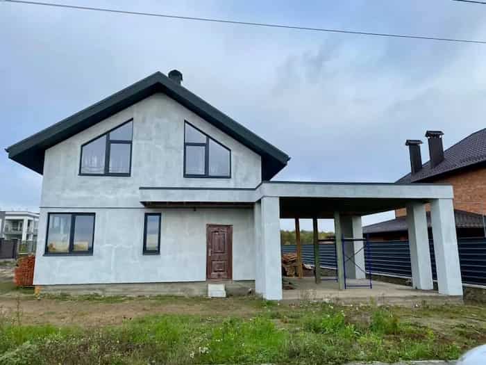 nowoczesny dom prywatny na etapie wykończenia z zamontowanymi energooszczędnymi oknami Rehau Euro 70 w kolorze antracytowym