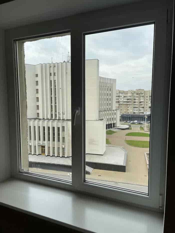 zamontowane w kuchni okno PCV REHAU EURO 70 z energooszczędną szybą chroniącą przed słońcem i chłodem