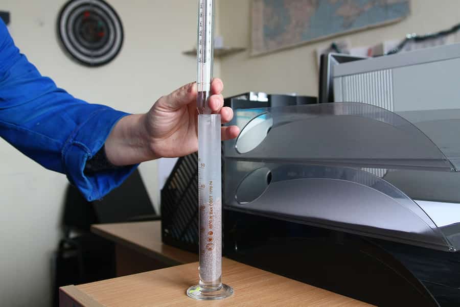 pomiar temperatury reakcji chemicznej sita molekularnego z wodą podczas testu laboratoryjnego