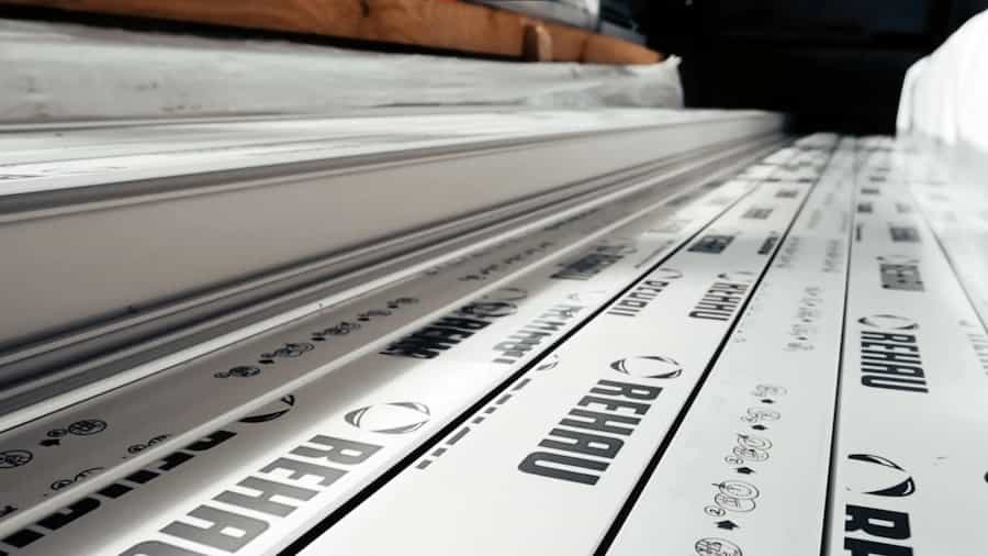 palety z oryginalnym profilem okiennym REHAU przygotowane do produkcji konstrukcji metalowo-plastikowych