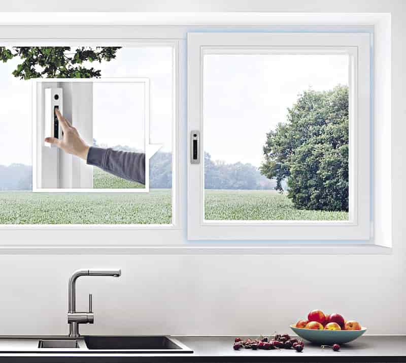 sterowanie automatycznym otwieraniem okna PCV za pomocą panelu dotykowego i napędu elektrycznego Winkhaus