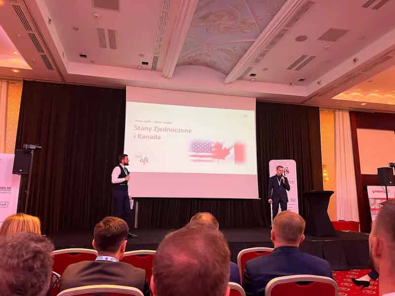 wystąpienie prelegentów na Ogólnopolskim Forum Stolarki 2022 z prezentacją o eksporcie okien na rynki USA i Kanady