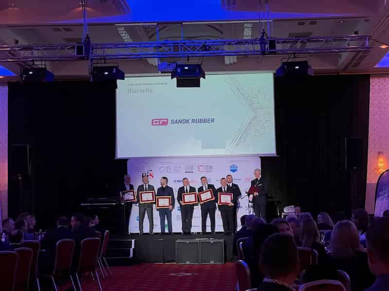 uroczyste wręczenie nagród partnerom i przedstawicielom firm na scenie Ogólnopolskiego Forum Stolarki 2022