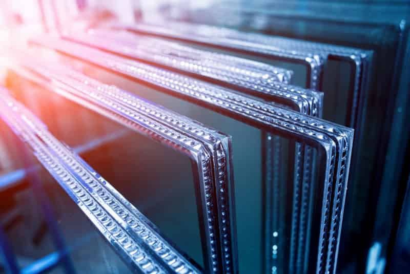 partia pakiet&oacute;w szybowych z zamontowanymi ramkami dystansowymi przed etapem nałożenia szczeliwa wt&oacute;rnego