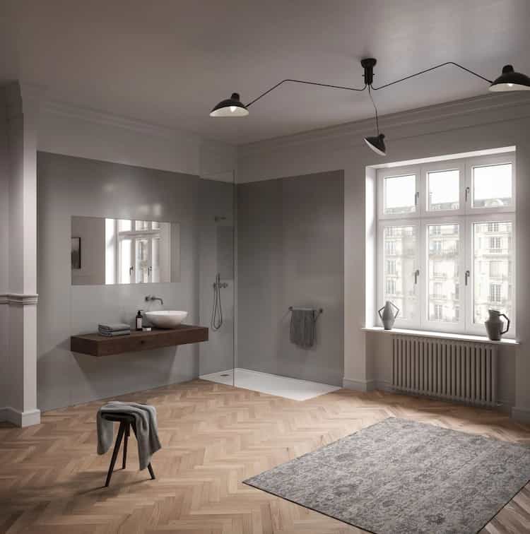 białe okno w łazience w jasnym, stylowym wnętrzu