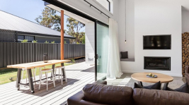 Slinova plastic sliding door