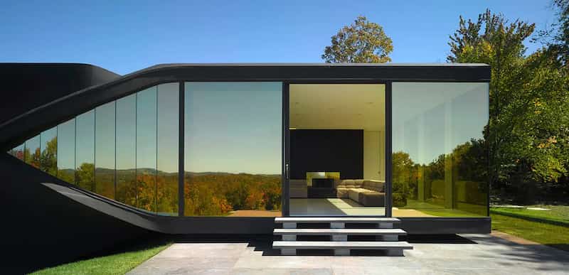 przeszklenia panoramiczne nowoczesnego domu z powłoką lustrzaną zapewniającą ochronę przeciwsłoneczną i prywatność