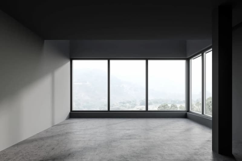 nowoczesne narożne okna panoramiczne w pustym i jasnym wnętrzu