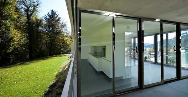 nowoczesne panoramiczne przeszklenia przesuwne z widokiem na ogród