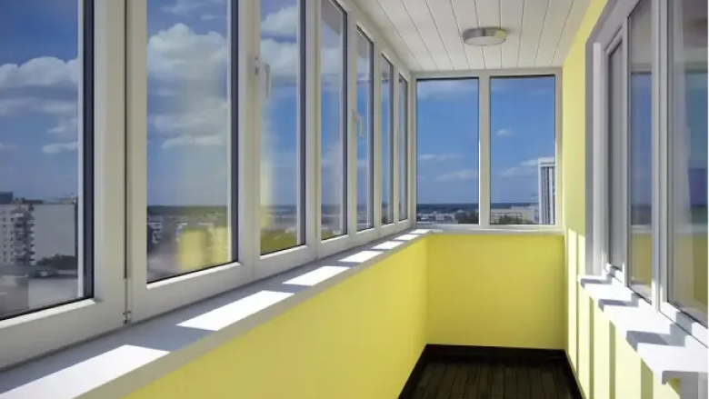 Balcony glazing