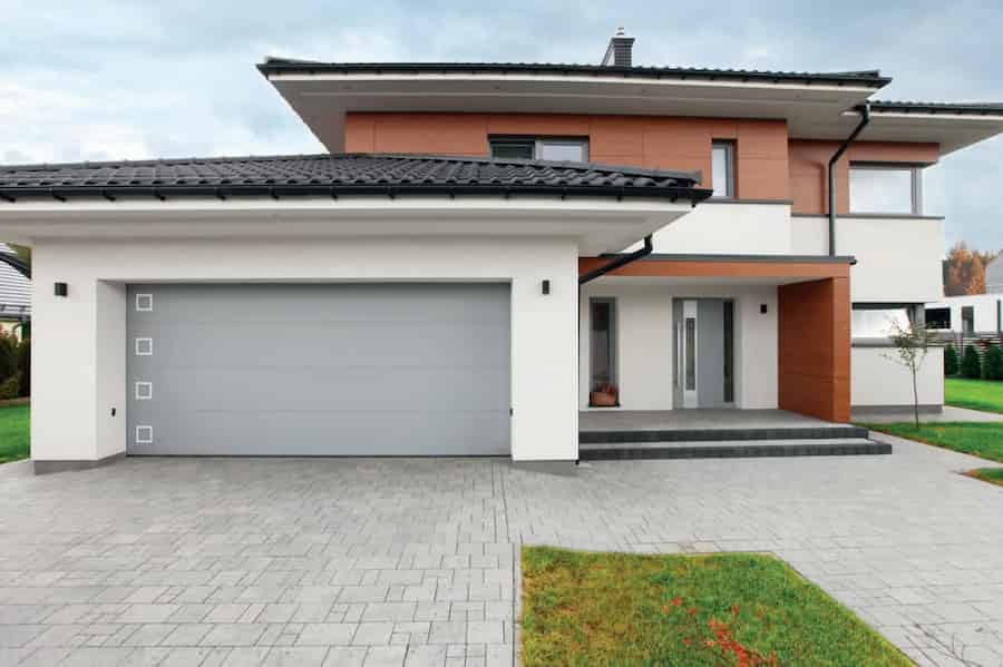 elewacja nowoczesnego domu prywatnego ze zintegrowanym garażem i szeroką bramą w kolorze szarym
