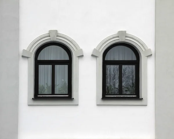 Metalowo-plastikowe okna łukowe