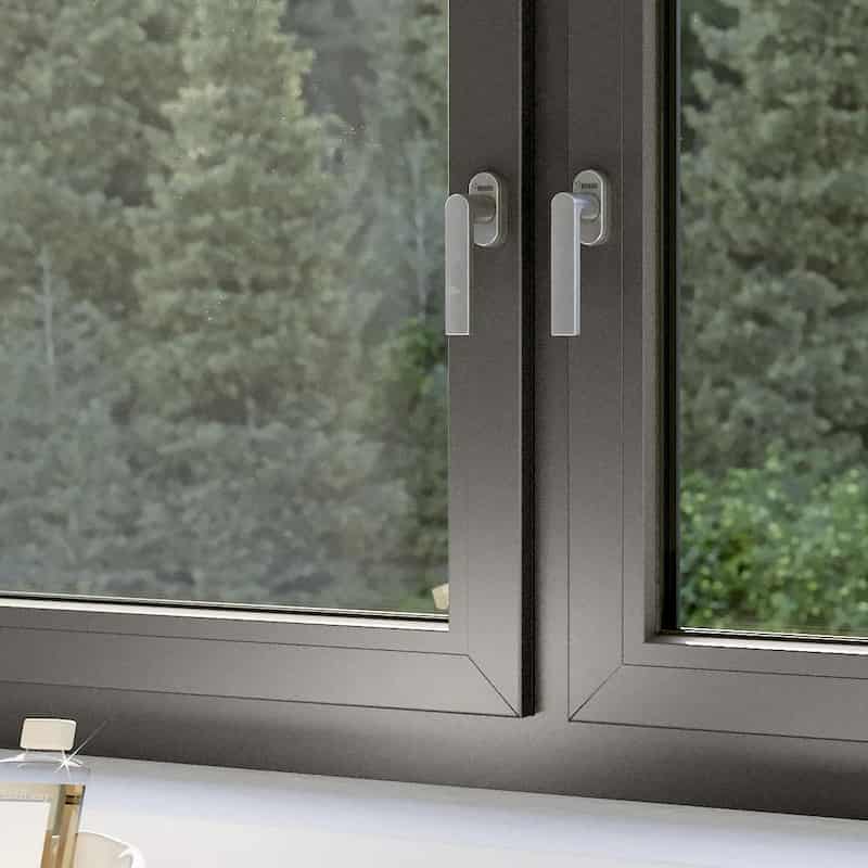zbliżenie na nowoczesne szare profile okienne z minimalistycznymi klamkami