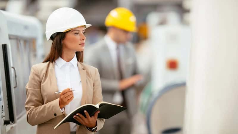 specjaliści działu kontroli technicznej (WTC) w kaskach monitorujący zgodność z normami produkcyjnymi