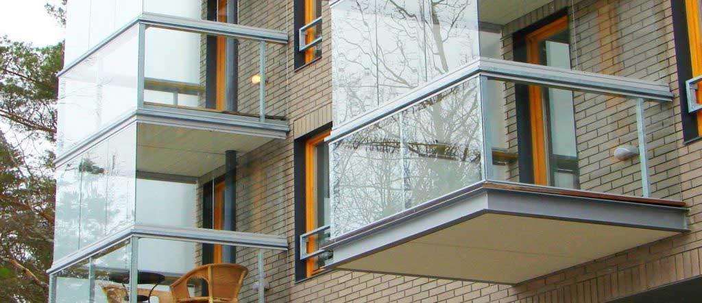 Frameless balcony glazing