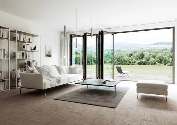 plastikowy system przesuwny w jasnym salonie z widokiem na krajobraz