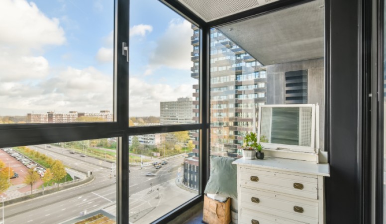 corner window