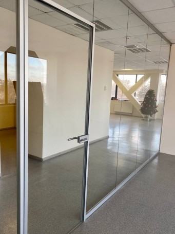 All- glass partitions