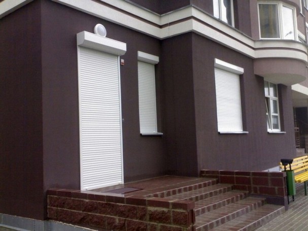 Anti burglary roller blinds
