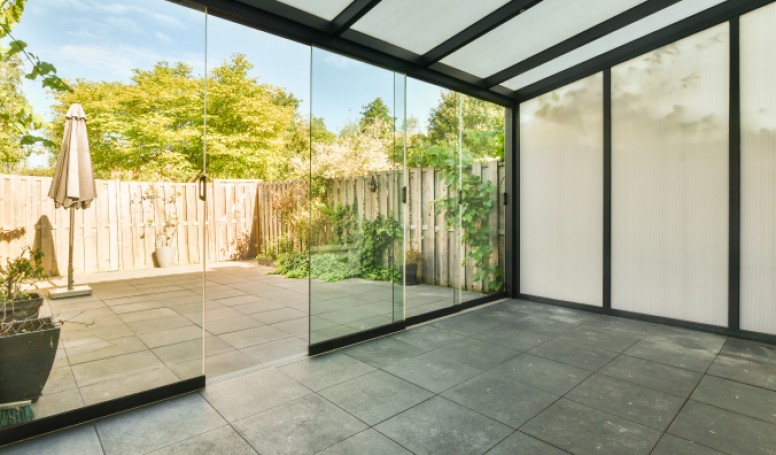 Glastür zum Pavillon