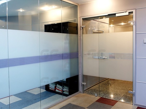 All- glass partitions