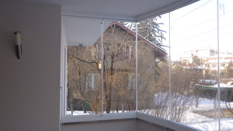 Безрамне скління лоджії
